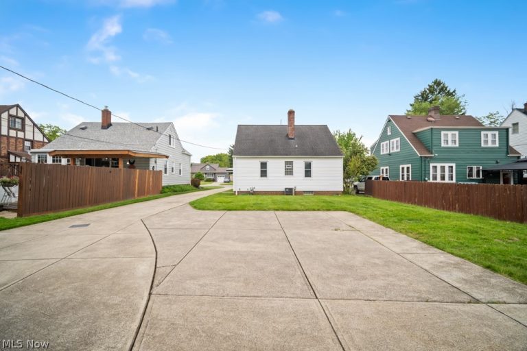 9158 Snow Road, Parma, OH - Photo 3