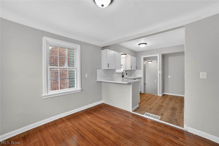 10204 Mccracken Boulevard, Garfield Heights, OH - Photo 5