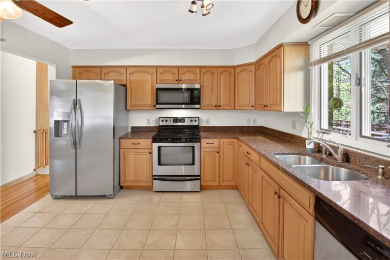 7704 Cecelia Drive, Parma, OH - Photo 6