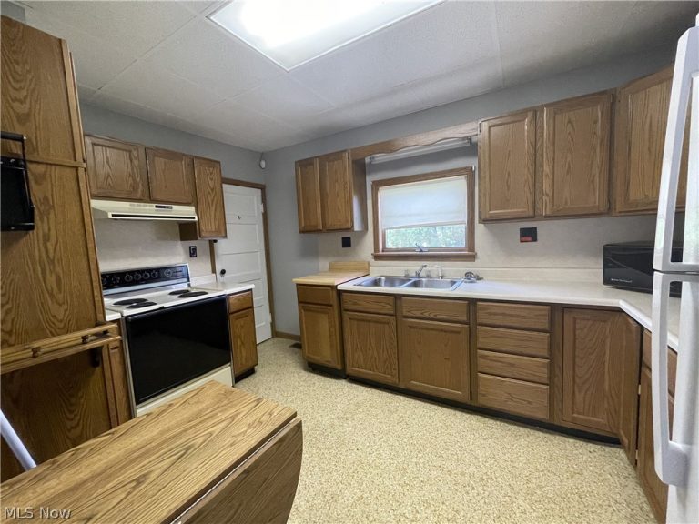 304 Dewey Avenue, Cambridge, OH - Photo 6