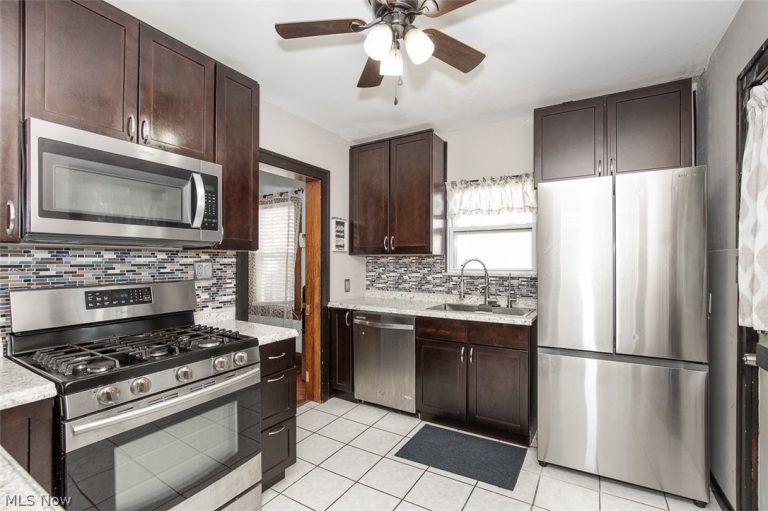 2083 Chesterland Avenue, Lakewood, OH - Photo 8