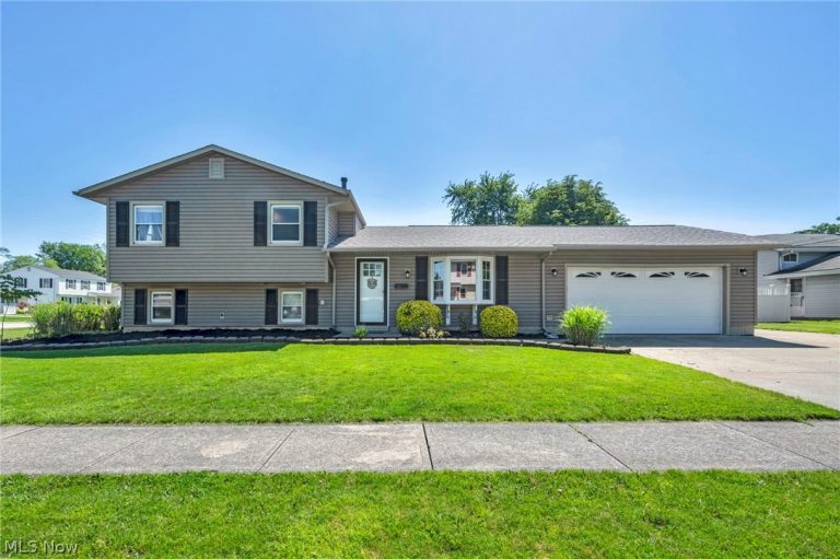 127 Edgefield Drive, Elyria, OH - Photo 2