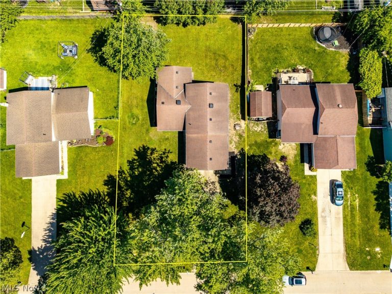 536 Fieldstone Drive, Amherst, OH - Photo 6