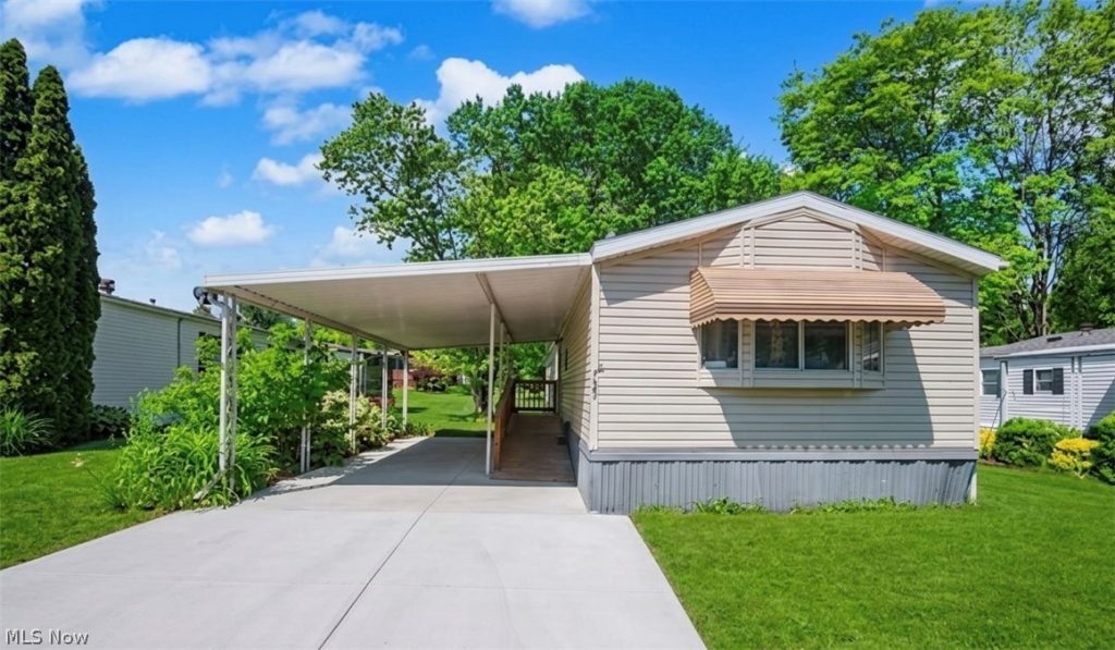 723 Country Pines Drive, Warren, OH
