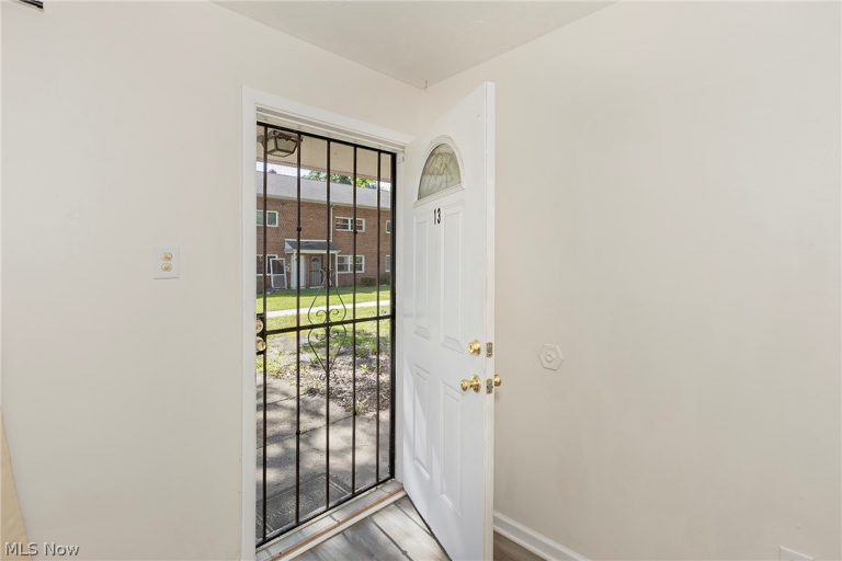 23673 Banbury Circle #13, Warrensville Heights, OH - Photo 2