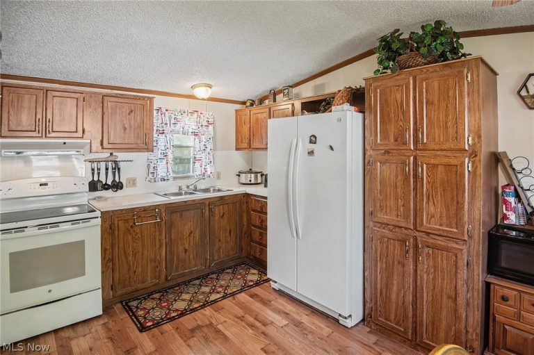 723 Country Pines Drive, Warren, OH - Photo 6