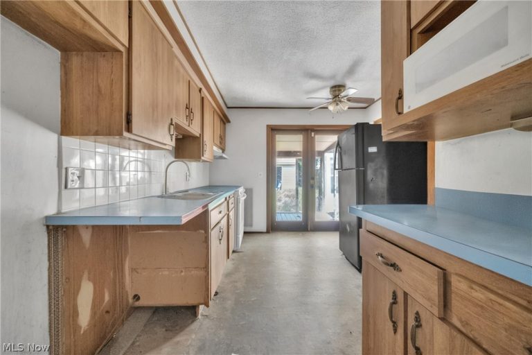 351 Gayle Drive, Sheffield Lake, OH - Photo 6