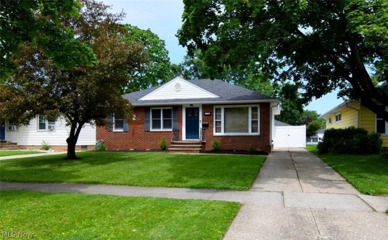 11710 Barrington Boulevard, Parma Heights, OH - Photo 2