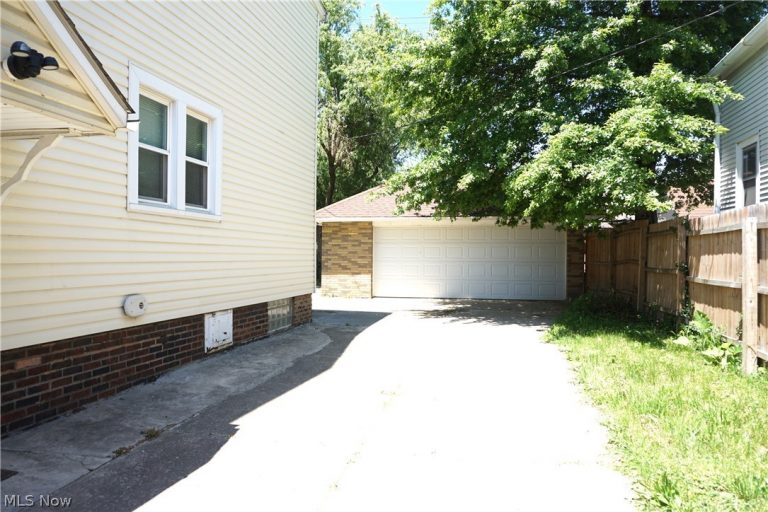19715 Cherokee Avenue, Cleveland, OH - Photo 2