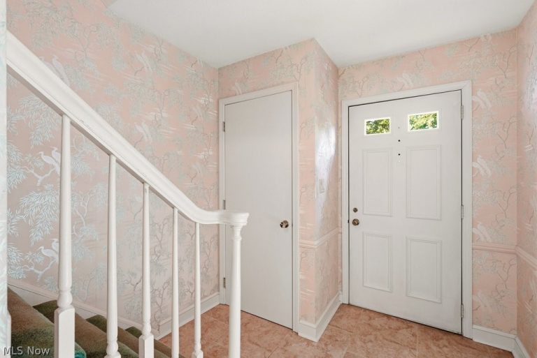 8700 Bradford Lane, Brecksville, OH - Photo 3