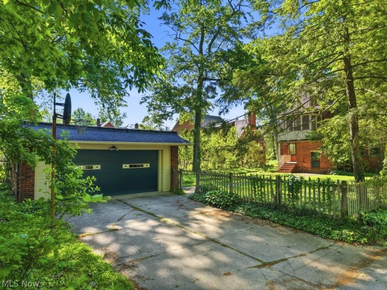 2745 Derbyshire Road, Cleveland Heights, OH - Photo 3