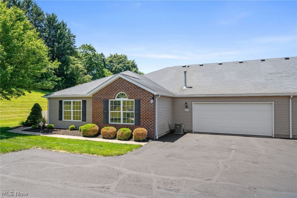 140 Woodbury Glen Street, Hartville, OH