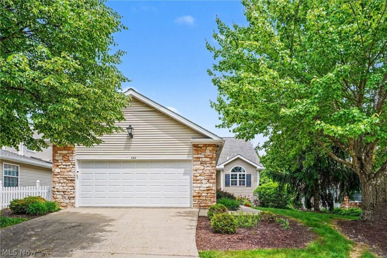 959 Grand View Lane, Aurora, OH - Photo 2