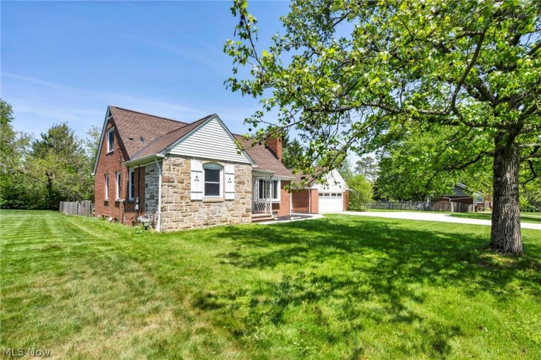 7035 Farview Road, Brecksville, OH - Photo 3