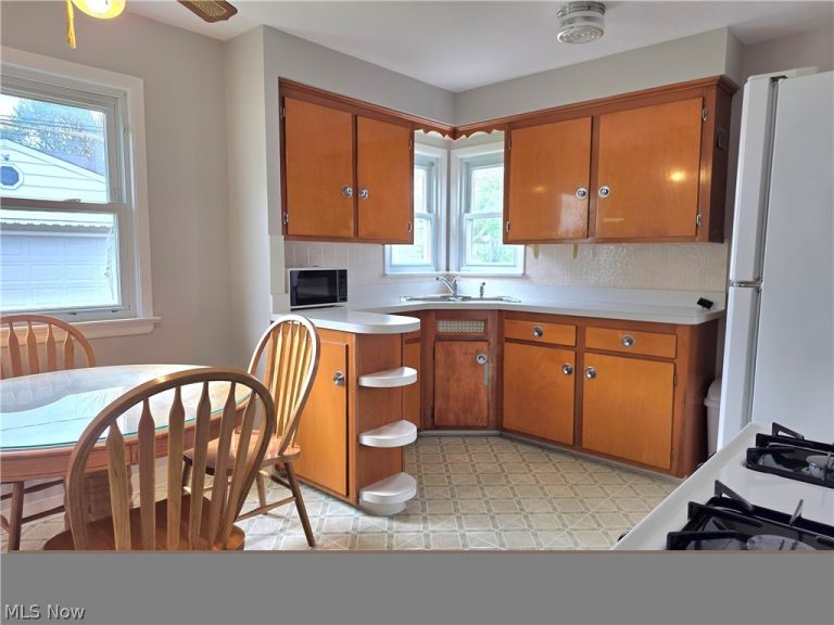 15804 Northwood Avenue, Maple Heights, OH - Photo 2