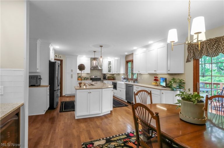 8015 Hansom Place, Mentor, OH - Photo 2