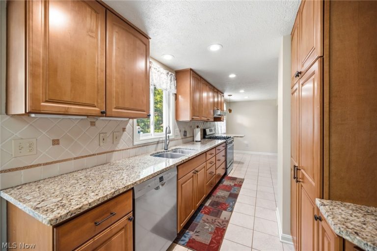 9481 Yorkview Drive, North Royalton, OH - Photo 8