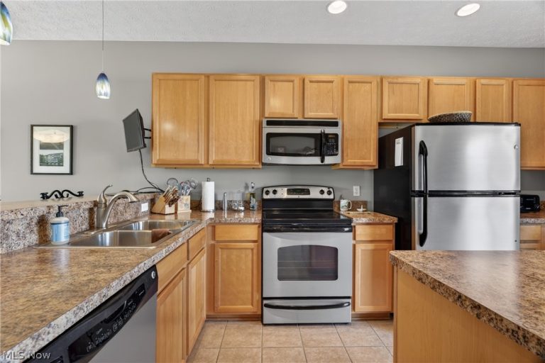 361 Freshwater Drive, Lorain, OH - Photo 8