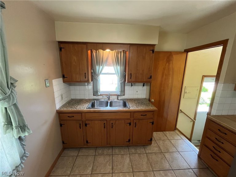 15513 Walvern Boulevard, Maple Heights, OH - Photo 6