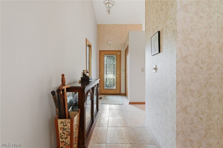 19292 Charter Lane, Strongsville, OH - Photo 8