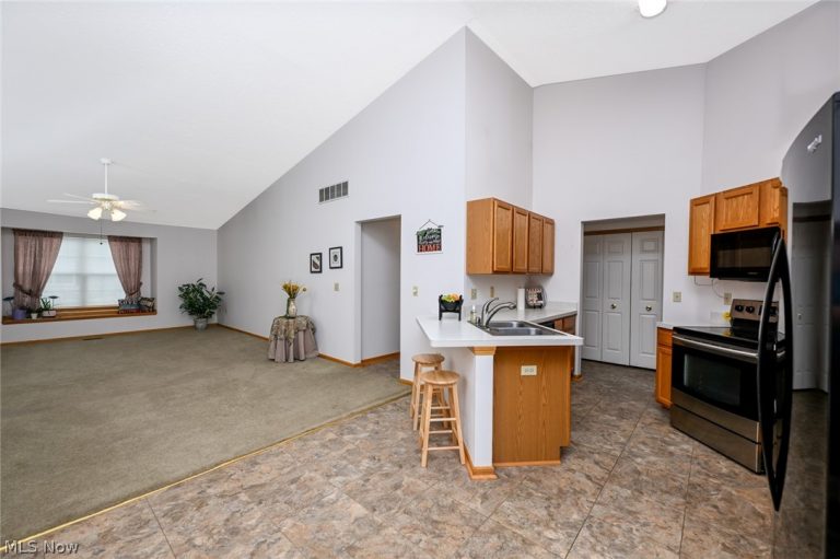 3117 Dorchester Court, Akron, OH - Photo 8