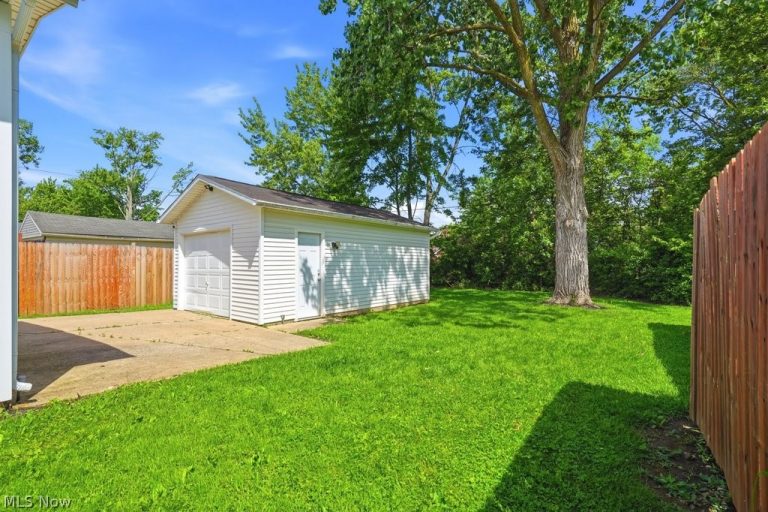 176 Clinton Avenue, Elyria, OH - Photo 8