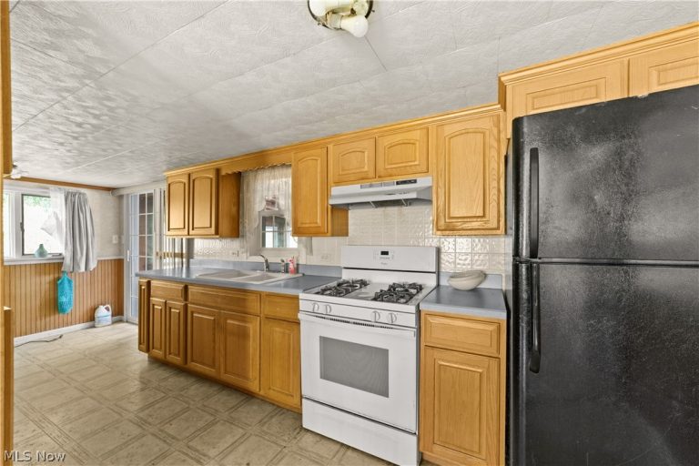 41511 Hazelwood Street, Elyria, OH - Photo 5