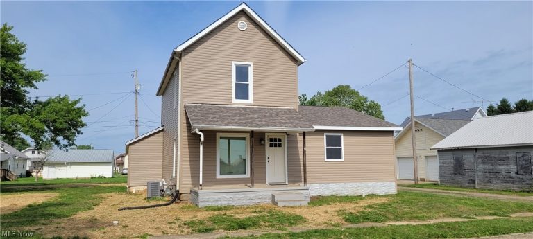424 Tuscarawas Avenue, Newcomerstown, OH - Photo 2