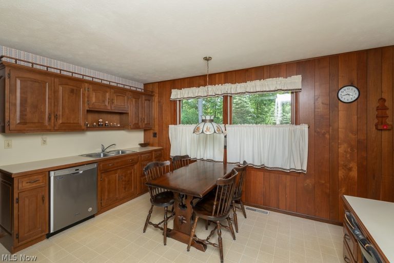 676 Wyleswood Drive, Berea, OH - Photo 8