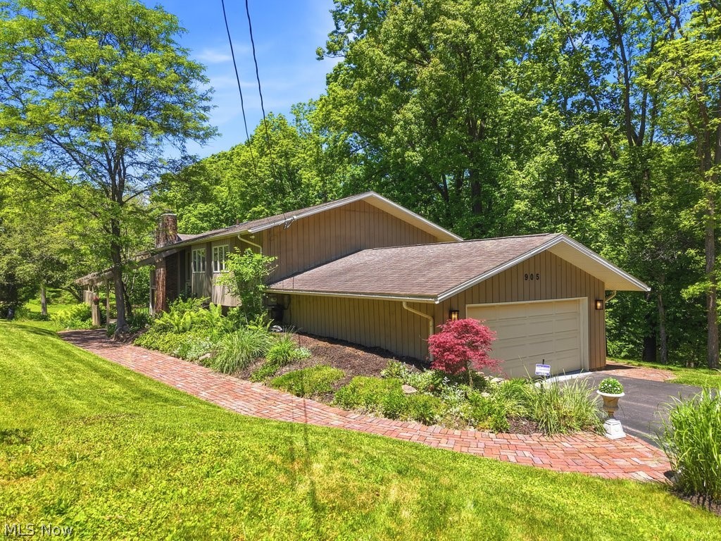 905 Heritage Lane, Bath, OH