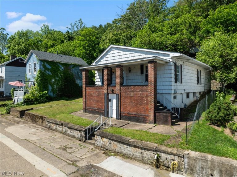 1923 Guernsey Street, Bellaire, OH - Photo 2