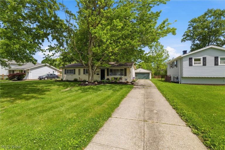 24264 Fairlawn Drive, North Olmsted, OH - Photo 4