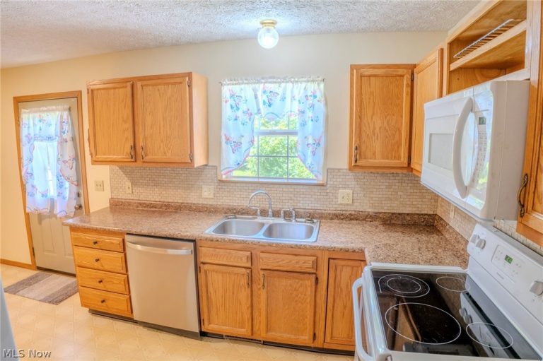 906 Ivor Avenue, Akron, OH - Photo 4