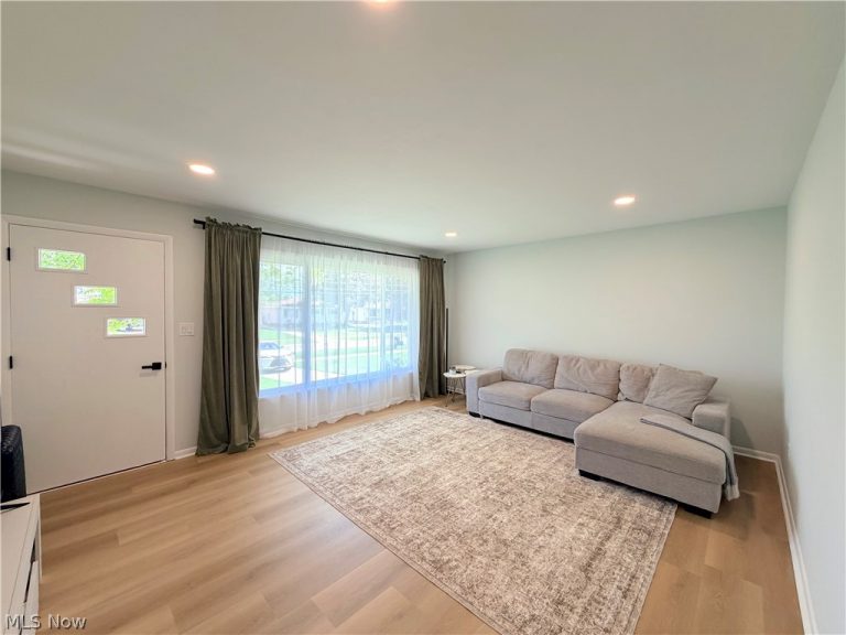18203 Broxton Drive, Strongsville, OH - Photo 3