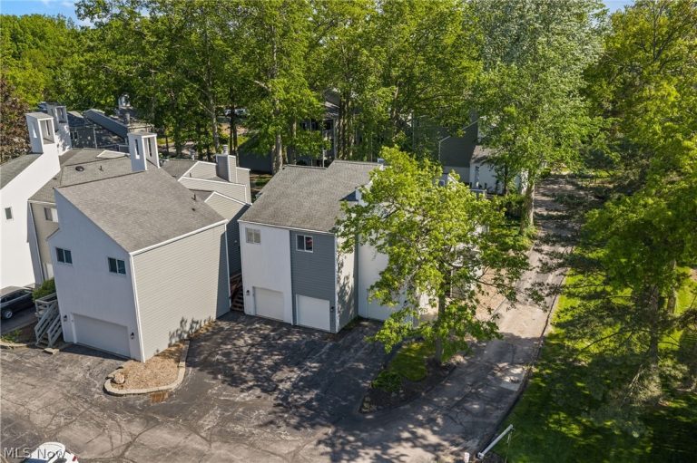 1376 Bobby Lane #32, Westlake, OH - Photo 2