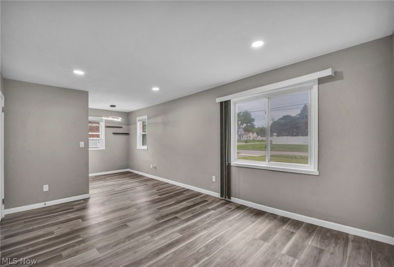 1279 Elmwood Road, Mayfield Heights, OH - Photo 8