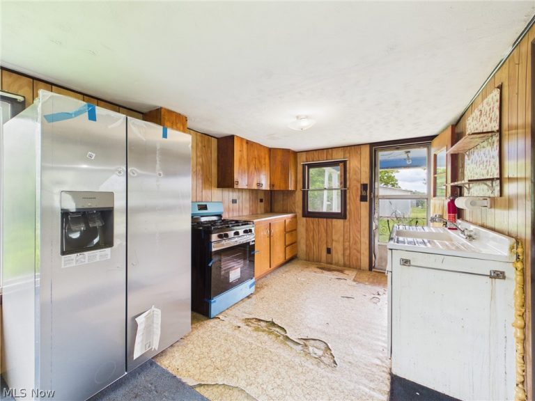 1086 Pleasant Ridge Road, Sistersville, WV - Photo 6