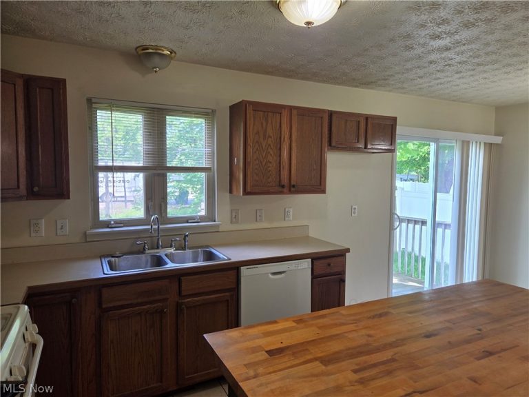 4852 Shadow Oak Drive, Youngstown, OH - Photo 2