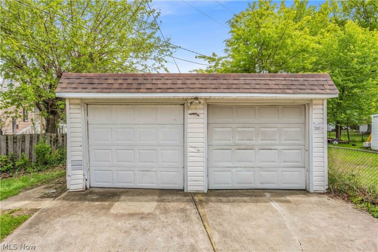20470 Lake Shore Boulevard, Euclid, OH - Photo 4