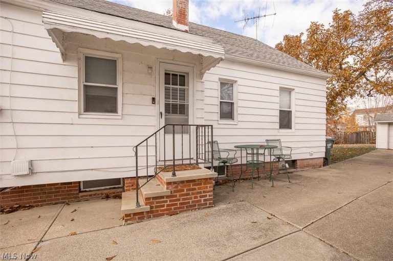 25151 Zeman Avenue, Euclid, OH - Photo 2