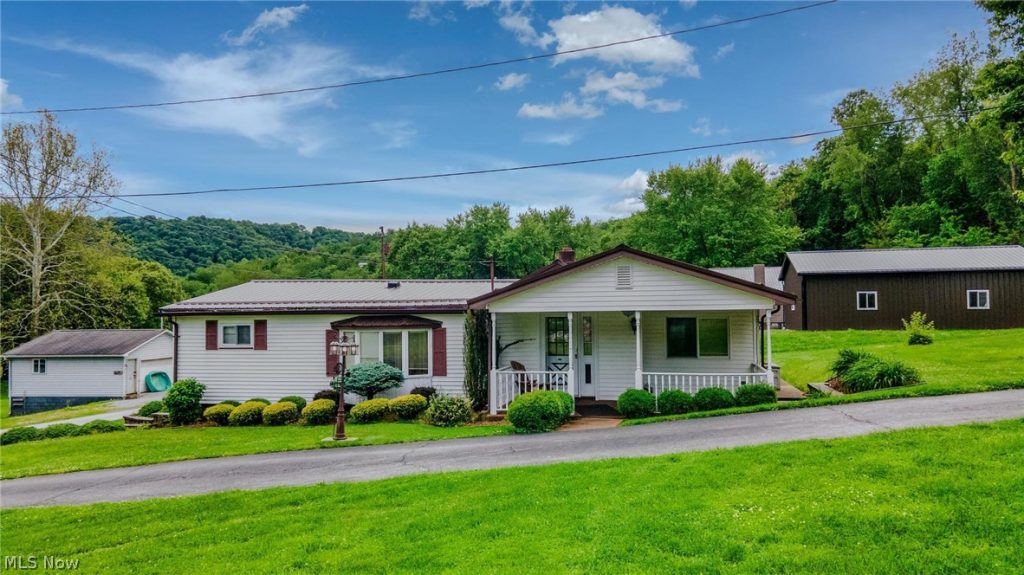105 CRABAPPLE Lane, Hammondsville, OH