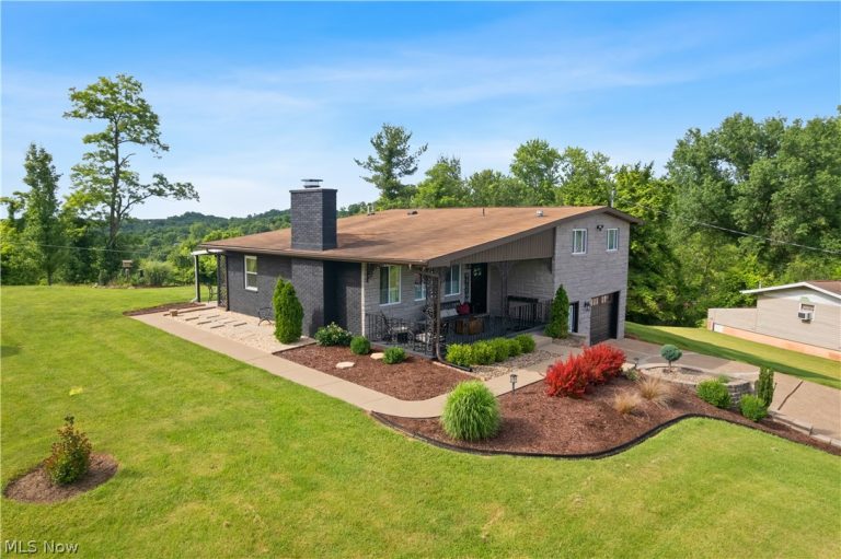 2506 Valley View Drive, Belpre, OH - Photo 2