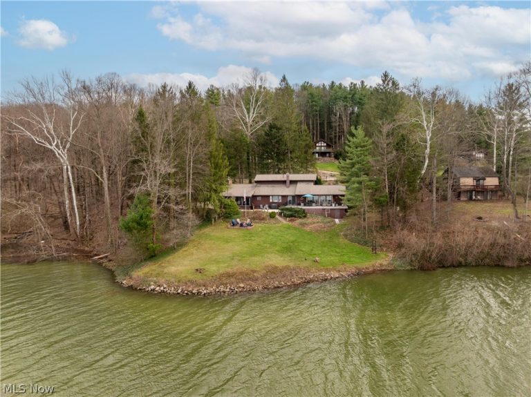 9707 Lakewood Drive, Mineral City, OH - Photo 3