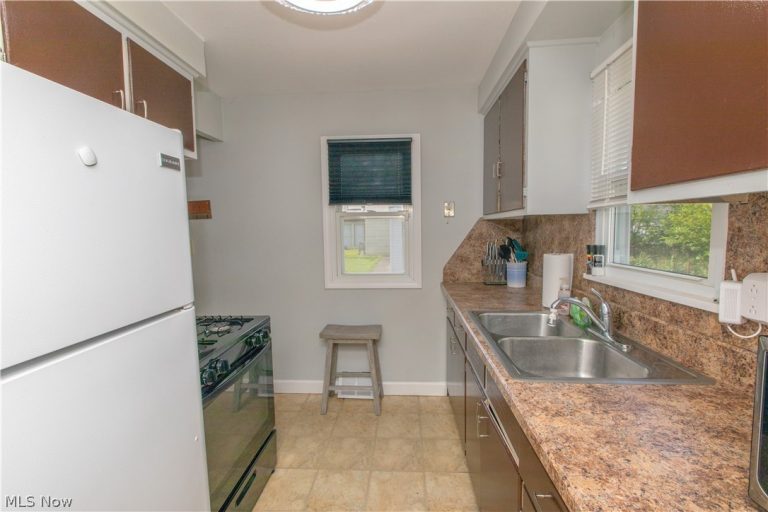 26890 Drakefield Avenue, Euclid, OH - Photo 8