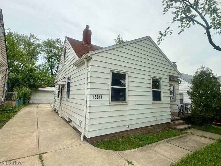 15811 Maplewood Avenue, Maple Heights, OH - Photo 2
