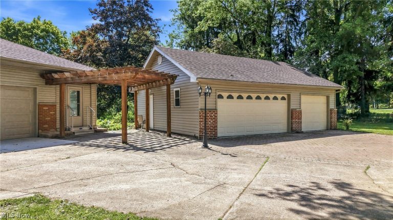 601 Murray Hill Drive, Youngstown, OH - Photo 2