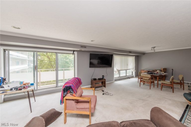 2202 Acacia Park Drive #2414, Lyndhurst, OH - Photo 4