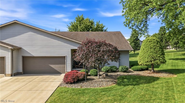 2160 Whispering Meadows, Warren, OH - Photo 2