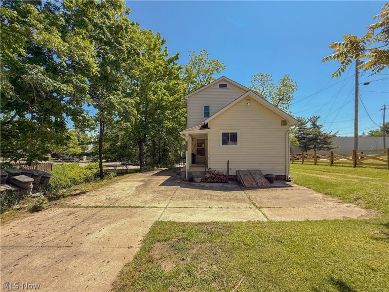 323 Huntington Street, Medina, OH - Photo 3