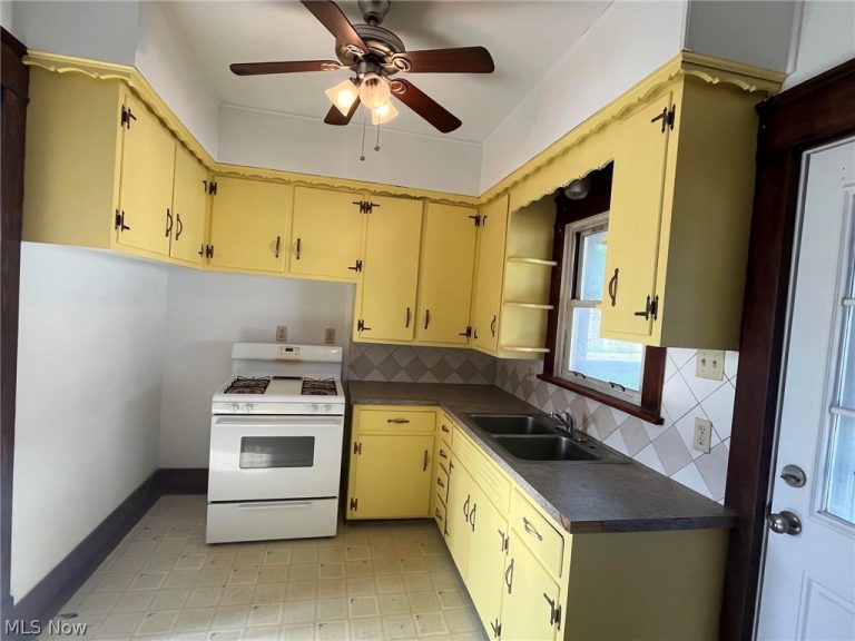 363 Spring Street, Struthers, OH - Photo 5